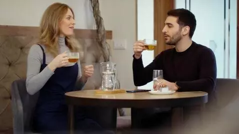 AI Video from prompt: Белый медведь идет к кафе, улыбается прохожим за