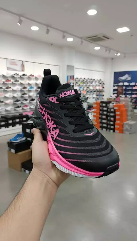 AI Video from prompt: tangan memegang sepatu sambil menggerakkan kekir