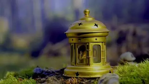 AI Video from prompt: Причудливый кинематографический кадр: крошечный 