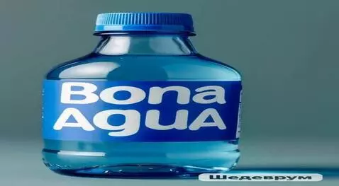 AI Video from prompt: Бутылка воды стоит в центре и потом плавный и бы