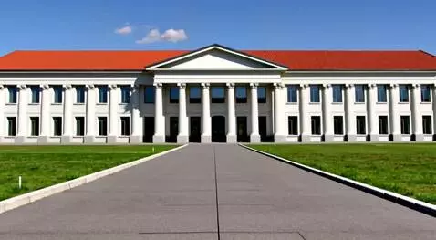 AI Video from prompt: СЦЕНА 1: ПРОБЛЕМА •	Видеоряд: Студент(ка) бегает