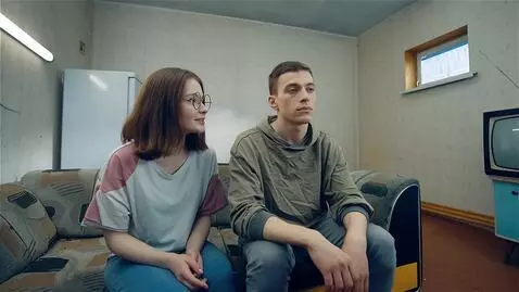 AI Video from prompt: Видео в жанре абсурдной комедии. Двое молодых лю