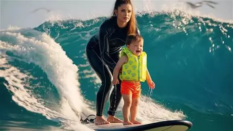 AI Video from prompt: Посреди океана на больших волнах на серфе плывут