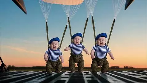 AI Video from prompt: младенцы в возрасте 3 месяцев,одеты в футболку с