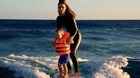 AI Video from prompt: Посреди окнана на больших волнах на серфе плывут