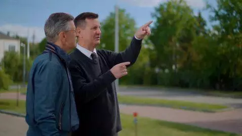 AI Video from prompt: Низкий парень примерно 160 ростом стоит около шк