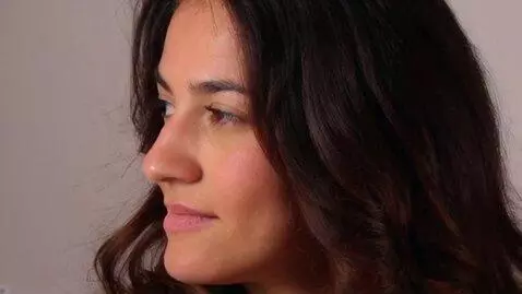 AI Video from prompt: Повернуть голову два раза в разные стороны