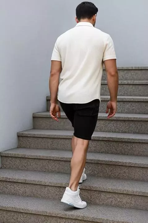 AI Video from prompt: Seorang pria sedang berjalan  berlahan menaiki t