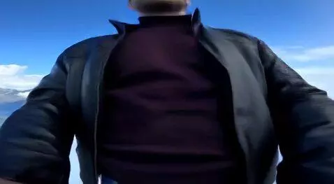 AI Video from prompt: Создай видео как этот человек на фоне гор находи