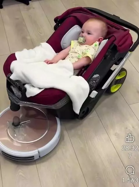 AI Video from prompt: Căruciorul este plimbat prin toată camera de căt