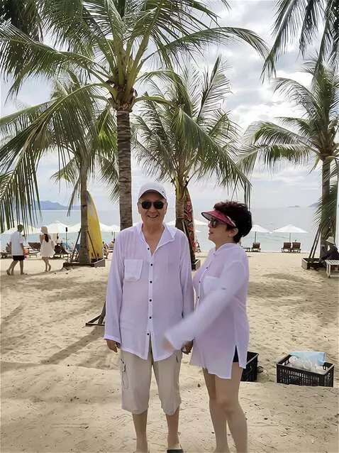 AI Video from prompt: Девушке не нравится  мужчина она его отталкивает