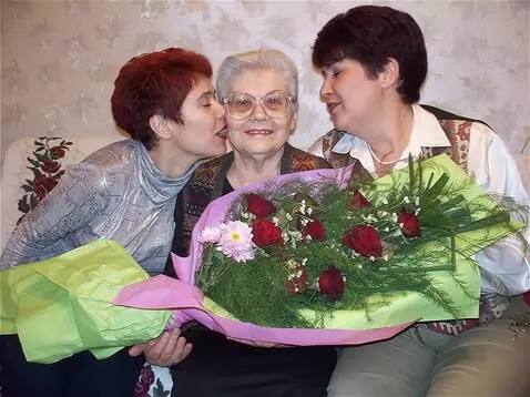 AI Video from prompt: Дочери обнимают и целуют маму