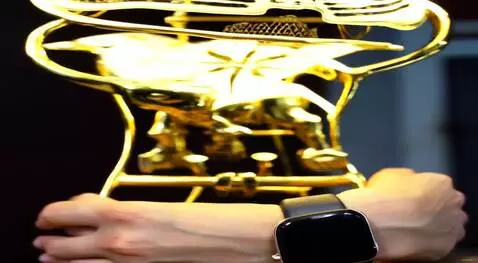 AI Video from prompt: Женщина танцует у лампы