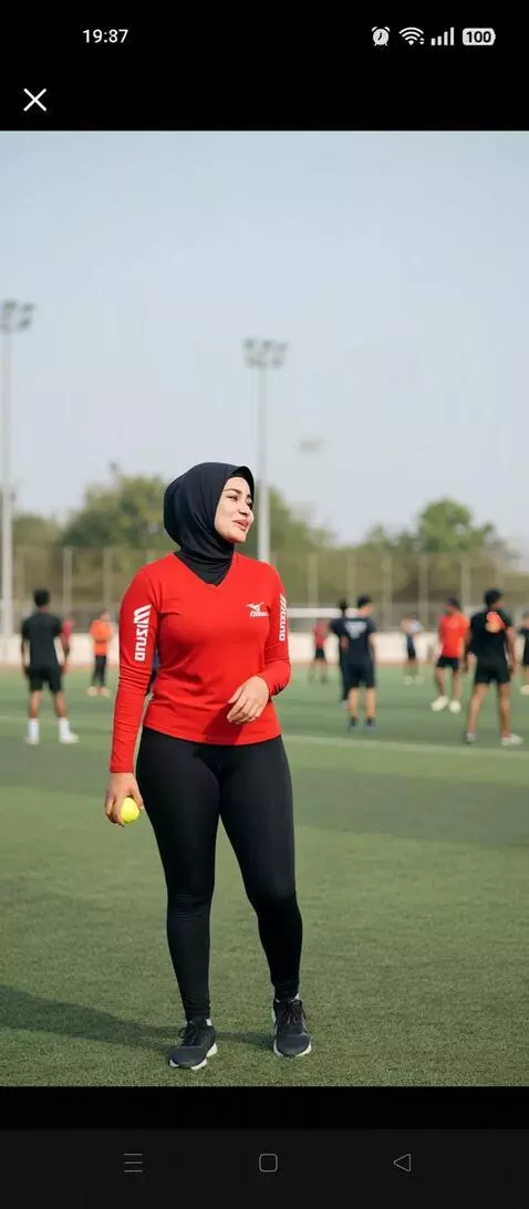 AI Video from prompt: seorang wanita tampil bahagia dan ceria melihat 