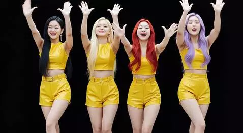 AI Video from prompt: Four girls kpop she dancing. In the arc left 360