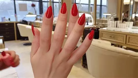 AI Video from prompt: Крупным планом съемка: на Красивой элегантной же