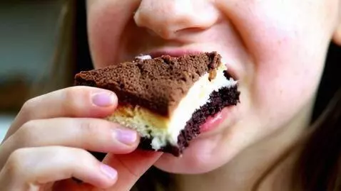 AI Video from prompt: girl eats tiramasu cake