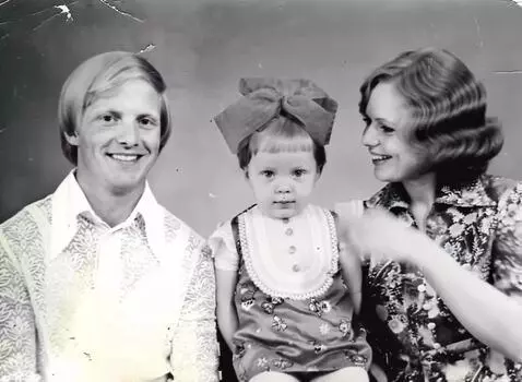 AI Video from prompt: Dad takes his daughter in his arms, and mom care