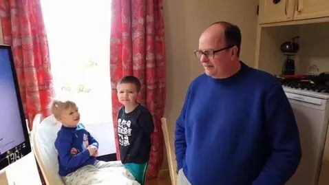 AI Video from prompt: Кадр 1: Вид на двух детей, сидящих за двумя отде