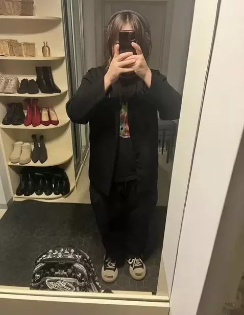 AI Video from prompt: камера статично , в кадре начинается сильный дож