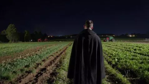 AI Video from prompt: Сделай видео где загадочный мужчина в черном пла