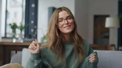 AI Video from prompt: Стиль: Моушн-дизайн, 2D/3D-графика, абстрактный 