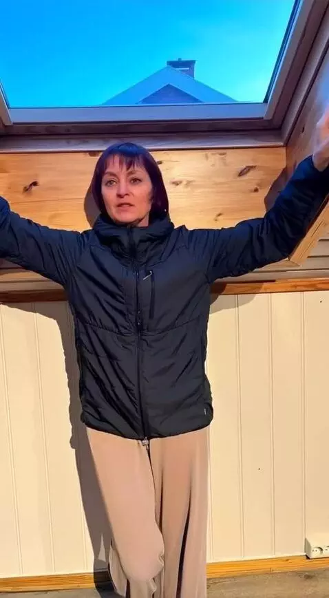 AI Video from prompt: Прыгает вверх в окно камера за ней и взлетает на