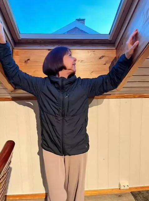 AI Video from prompt: Прыгает вверх в окно камера за ней и взлетает на