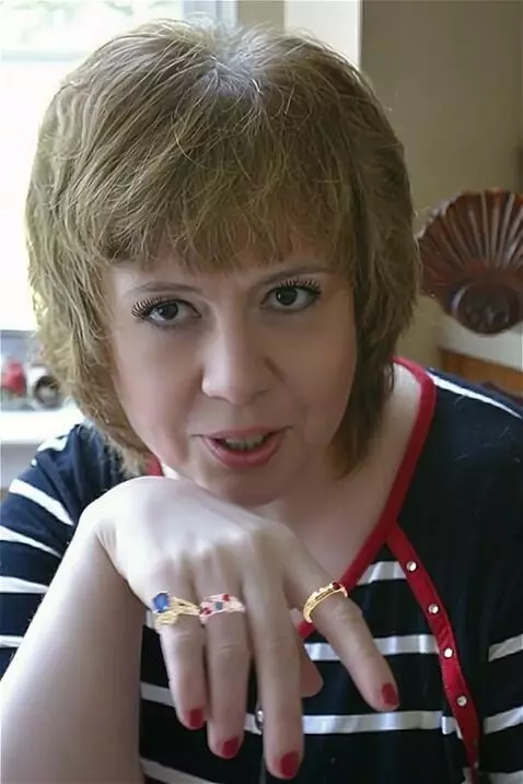 AI Video from prompt: женщина хвастается кольцами