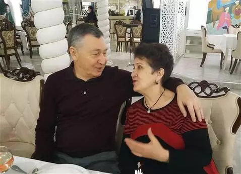 AI Video from prompt: Мужчина и женщина беседуют на русском языке