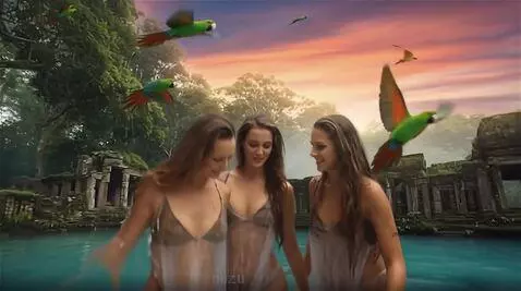 AI Video from prompt: древний город в джунглях,  девушки 25 лет фотомо