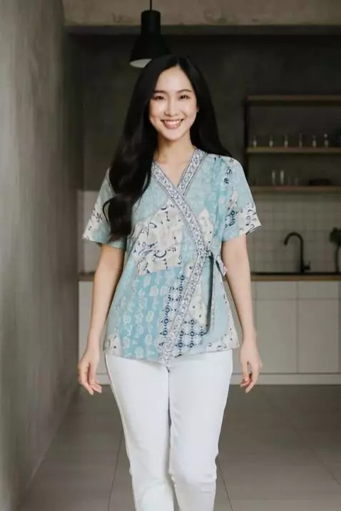 AI Video from prompt: Model berjalan dengan elegan ke arah kamera. ses