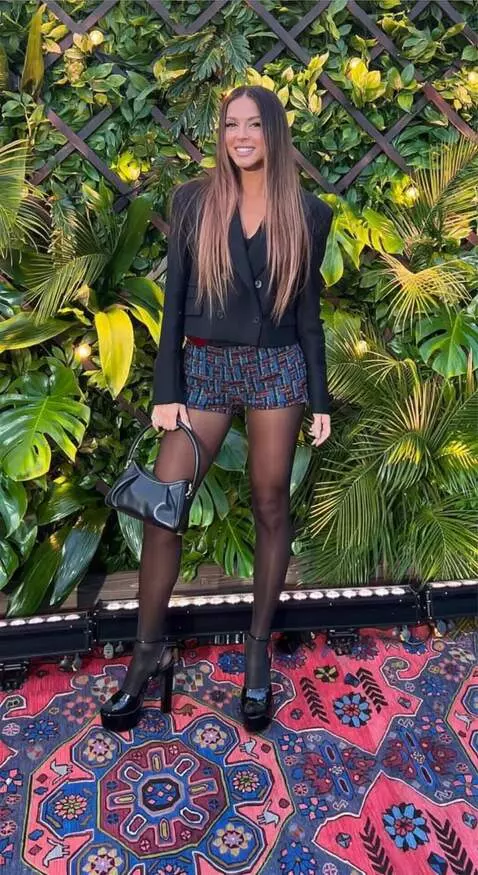 AI Video from prompt: слегка оживить картинку, растения на заднем план