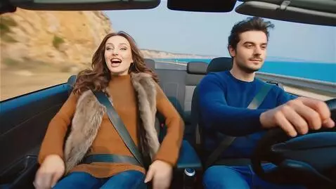 AI Video from prompt: Первый кадр: красивая пара она высокая женщина с