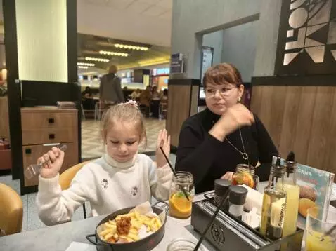 AI Video from prompt: Кидаться едой друг в друга