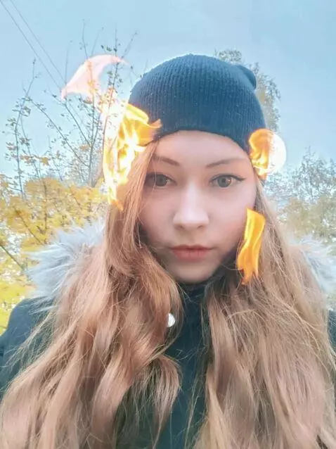 AI Video from prompt: Волосы превращаются в языки пламени.