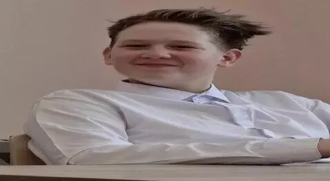 AI Video from prompt: Мальчик ест чипсы и становится толстым