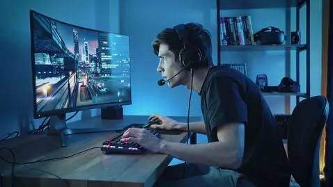 AI Video from prompt: геймер, сосредоточенно играющий в видеоигру на к