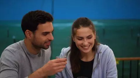 AI Video from prompt: a luz pisca, a boneca aparece mais próxima da câ