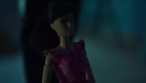 AI Video from prompt: a luz pisca, a boneca aparece mais próxima da câ