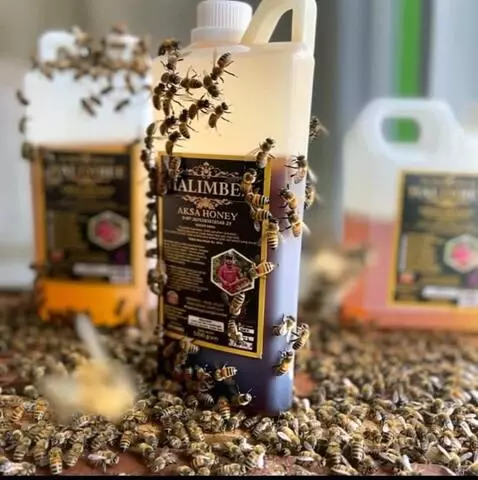 AI Video from prompt: Gambar madu berputar ke kanan dan ke kiri dengan