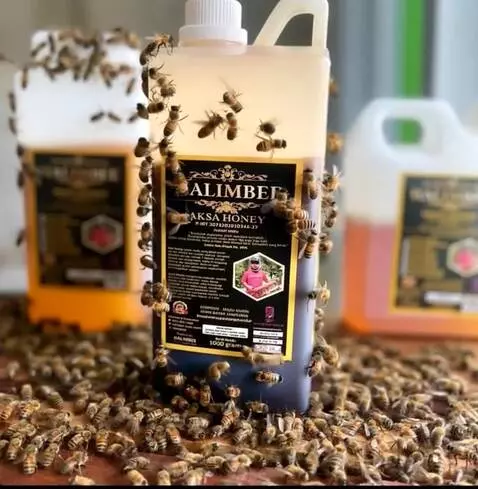 AI Video from prompt: Gambar botol madu zoom in dan zoom out , sinemat