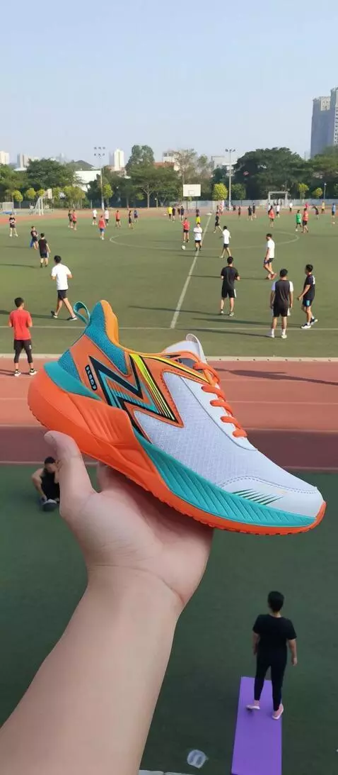 AI Video from prompt: tangan memegang sepatu sambil menggerakkan kekir