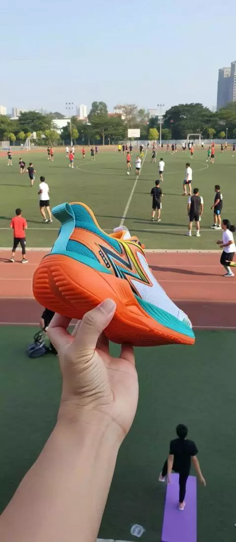 AI Video from prompt: tangan memegang sepatu sambil menggerakkan kekir