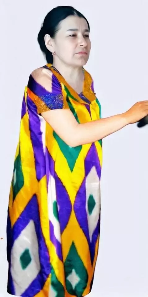 AI Video from prompt: Играе с платиями