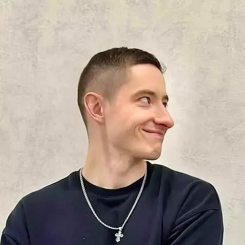 AI Video from prompt: Этот человек залазиет внутрь стиральной машинки 