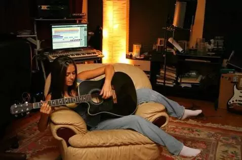 AI Video from prompt: оживить плавно без резких движений, на заднем пл