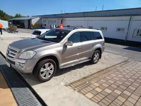 AI Video from prompt: this car as a safety car in f1