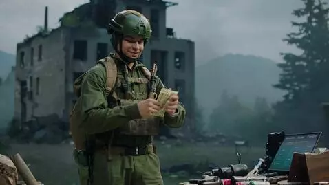 AI Video from prompt: Создать видео Кадр 1: Молодой человек в сталкерс