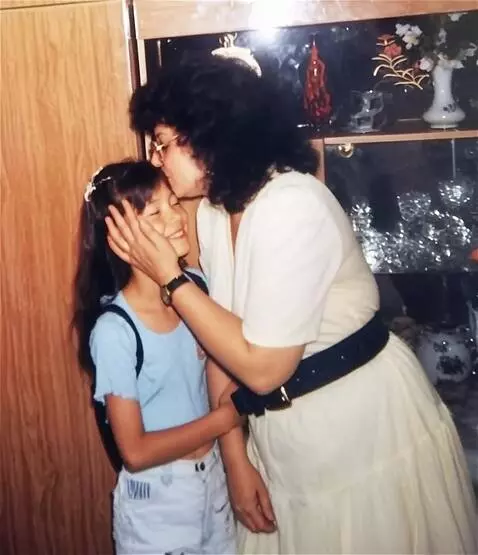 AI Video from prompt: Мама дочку  обнимает и целует